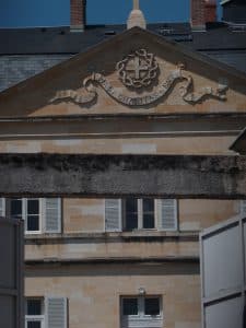 6 juillet Le portail s'ouvre sur le fronton...