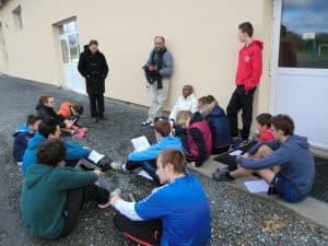 Espace-jeunes, pause Bible pendant l'atelier sport