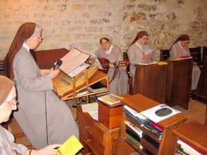 Animation du chant de Communion par les soeurs de la Communauté.