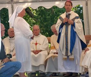 Françoise devient laïque consacrée au Seigneur.