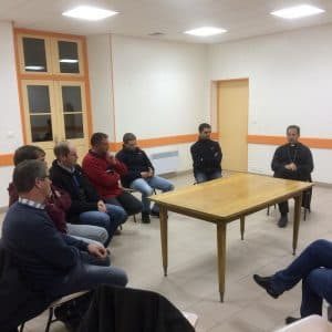 Rencontre du Père Evêque avec les jeunes agriculteurs du canton et avec des membres d'un syndicat agricole.