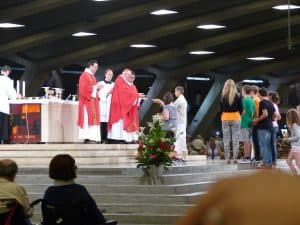 Certains du groupe ont pu participer à la procession des offrandes pendant la messe internationale.