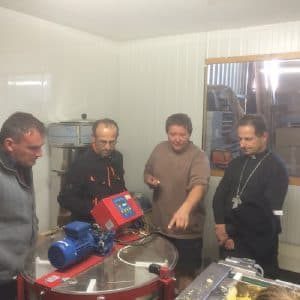 Visite de l'exploitation de Jean-Paul THOULET, agriculteur à Amazy, dans laquelle son fils Clément a développé une activité d'apiculteur.