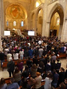 Une foule de jeunes dans la cathédrale