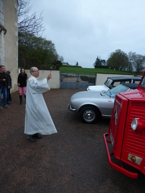 le père Jouanin bénit les voitures anciennes