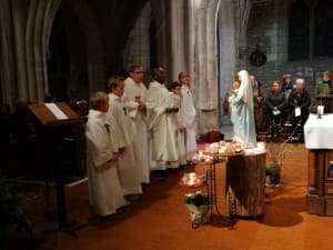SA + prêtres devant vierge 08.12.2015