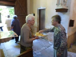 distribution des brioches bénites