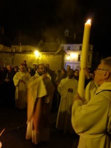 Corbigny : le père François-Xavier bénit le cierge pascal tenu par le diacre Patrick