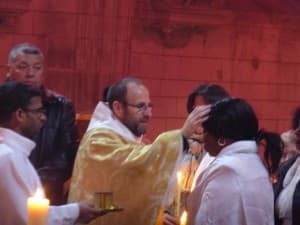 après leur baptême, le père François-Xavier procède à la confirmation de Céline et de Rachelle