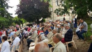 avec la participation d'une Assemblée réunissant les 4 paroisses et les nombreux vacanciers sous le traditionnel séquoia