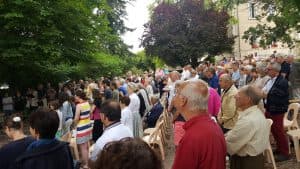 ... à la quelle participe une Assemblée recueillie