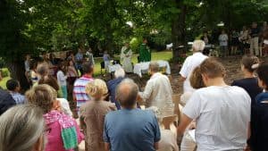 Notre évêque bénit plus spécialement le groupe de l'EPJ puis l'Assemblée, avant l'envoi liturgique et le chant final animé par la chorale.