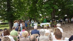 Notre évêque envoie le prêtre accompagnateur, les responsables d'équipes et les jeunes à cette mission d'Ecole de Prière