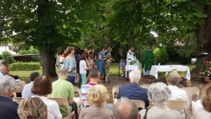 et le père François-Xavier Reveneau, Aumônier des collégiens et prêtre accompagnateur de l'EPJ présente l'esprit et le déroulement de cette semaine