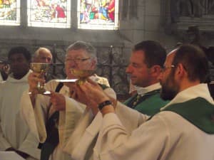 Après la doxologie, notre évêque invite les enfants autour de l'autel pour la prière du Notre Père