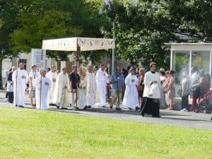 Dimanche, procession eucharistique