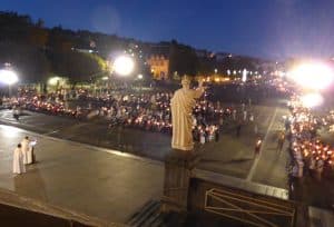 Ce que nous voyons pendant la procession aux lumières