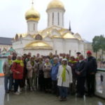 pélé-russie-les-pèlerins-dans-la-laure-du-monastère-de-Sergueiv-Possad-300x225