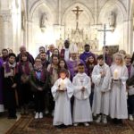 le groupe des 22 catéchumènes entouré de l'évêque, des prêtres, du diacre et des servants d'autel le groupe des 22 catéchumènes entouré de l'évêque, des prêtres, du diacre et des servants d'autel